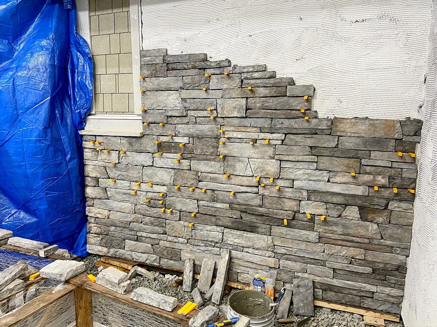 Close detail of stone veneer coursing during installation